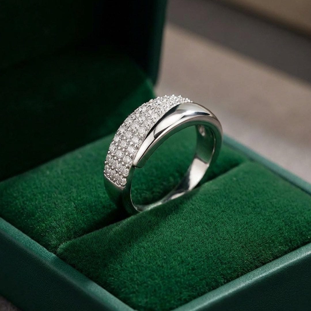Elegant guldring med skinnende sten