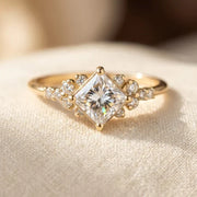 Firkantet solitaire-ring i guld