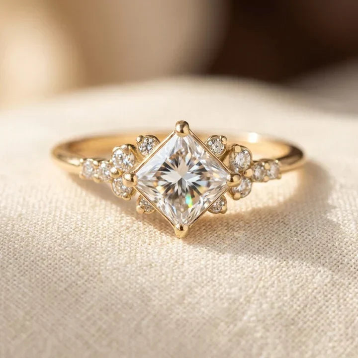 Firkantet solitaire-ring i guld