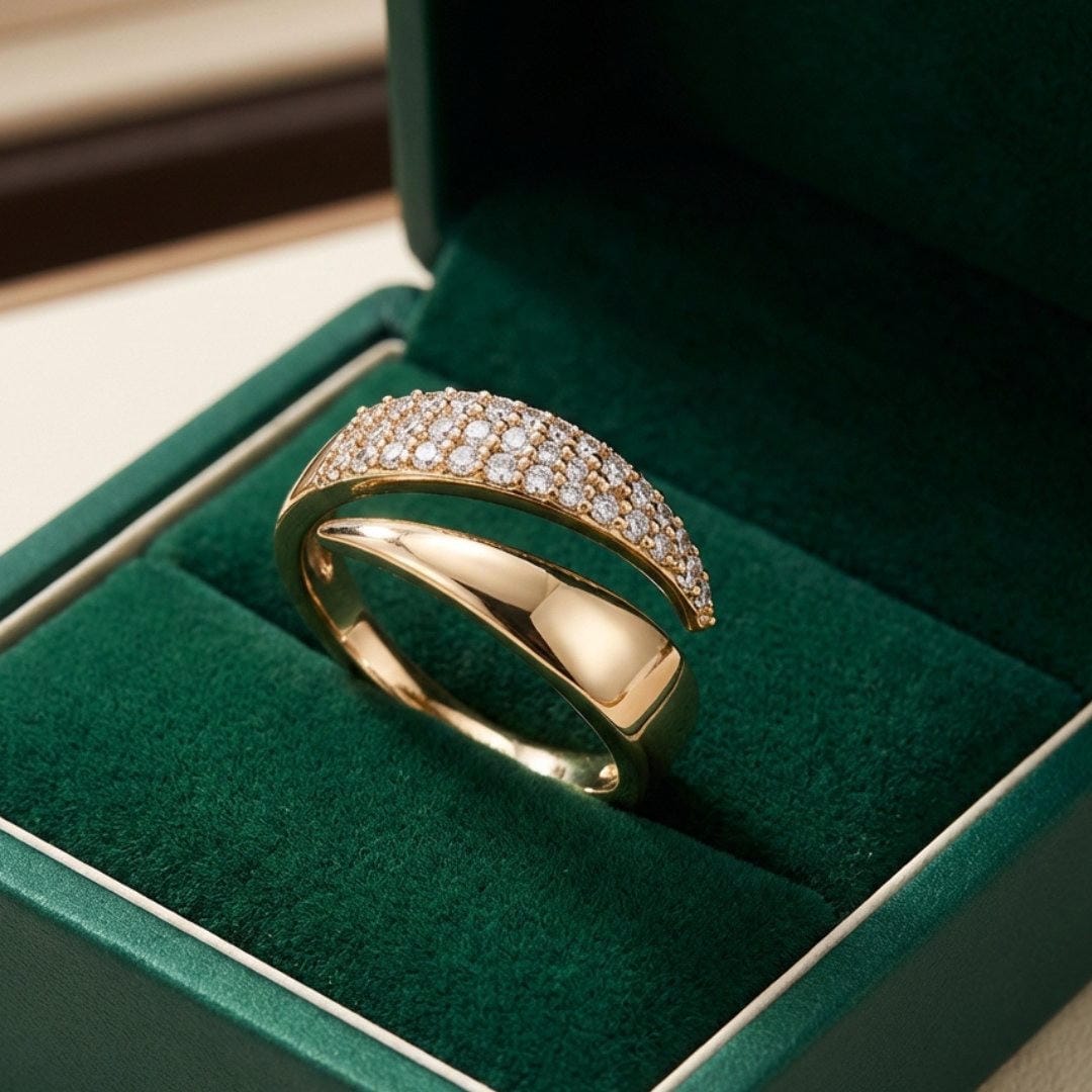 Elegant guldring med skinnende sten