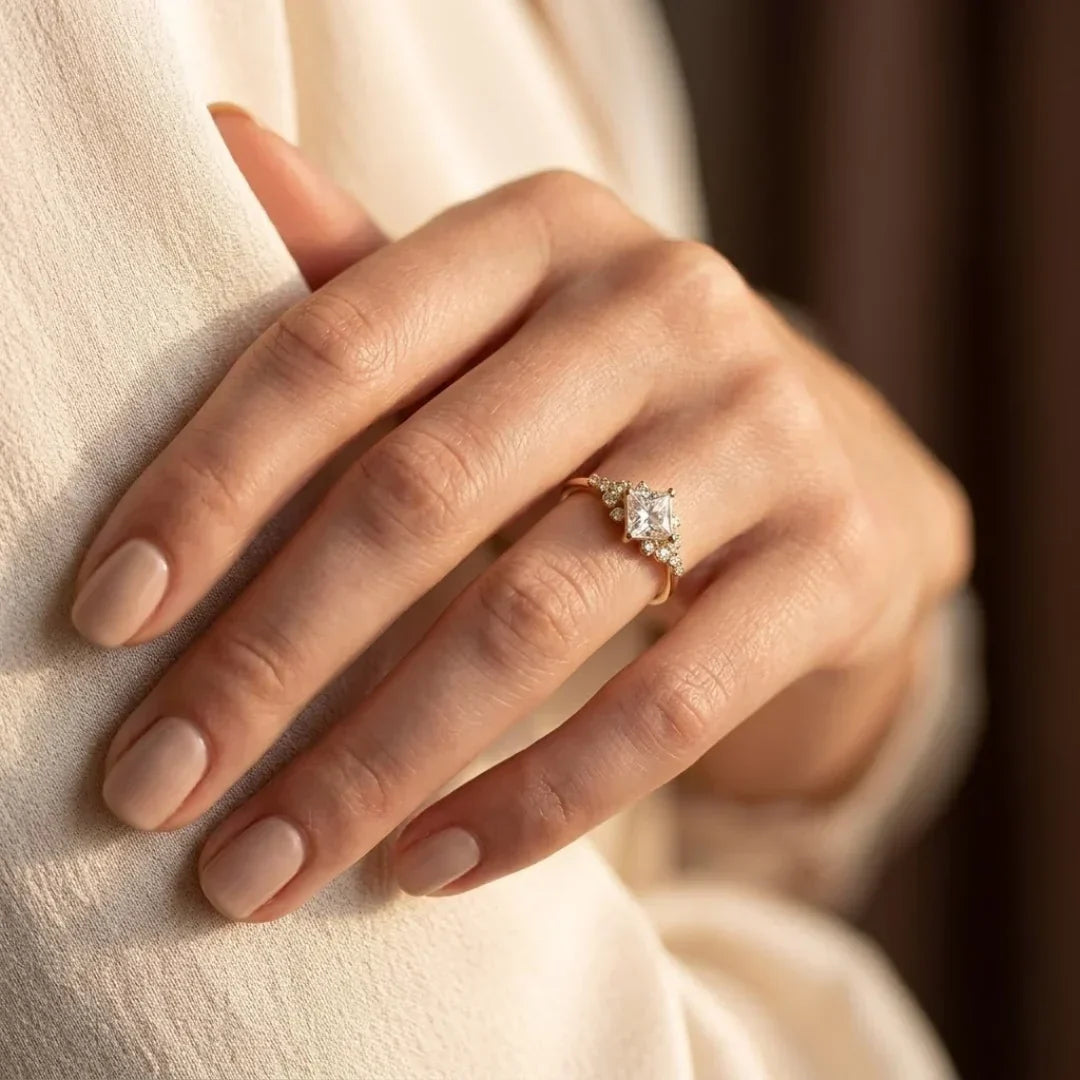 Firkantet solitaire-ring i guld