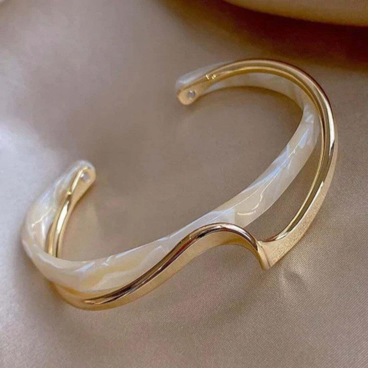 Soft Glow Opal Guld Armbånd