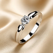 Minimalistisk ring med zirkonia i hvidguld