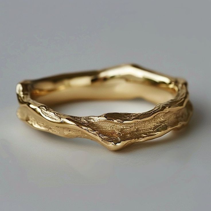 Hamret guldring i vintagestil