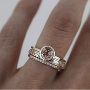 Skinnende guldring i vintagestil
