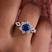 Krystal-safir-blomsterring | Hvidguld