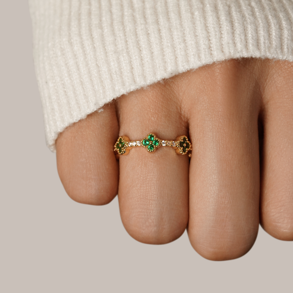 Annika – Guldring med blomsterdetaljer og Smaragd-element.