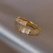 Luksus justerbar ring med hvid opal i guld