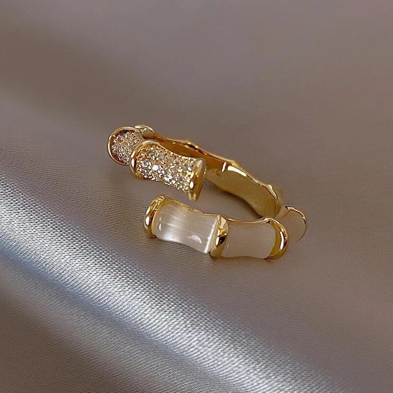 Luksus justerbar ring med hvid opal i guld