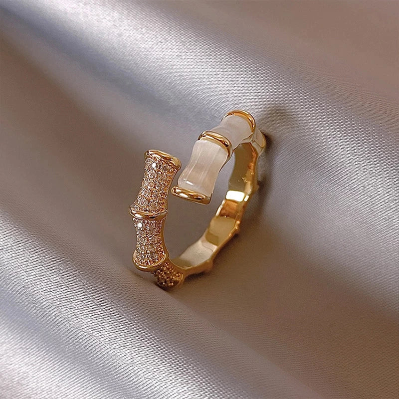 Luksus justerbar ring med hvid opal i guld