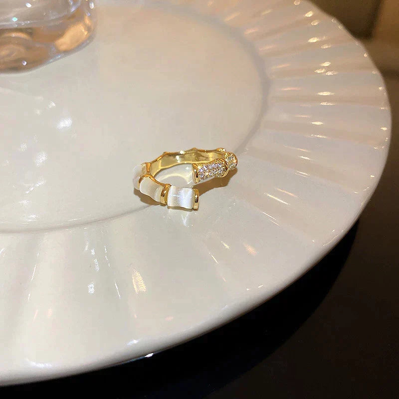 Luksus justerbar ring med hvid opal i guld