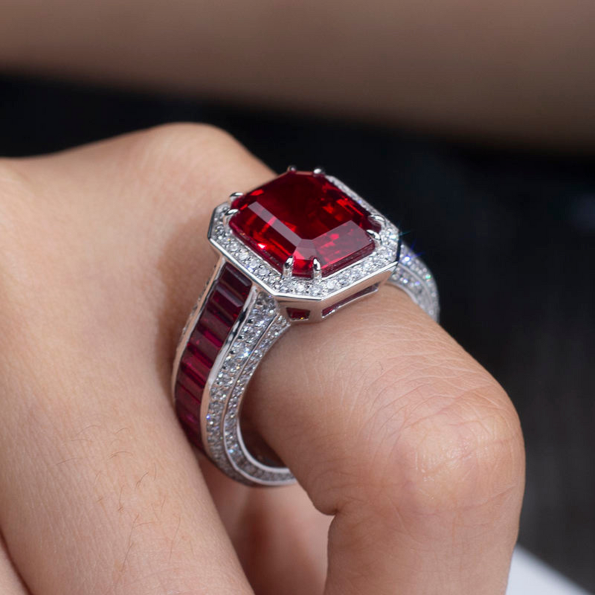 Ring med laboratoriedyrket rubin