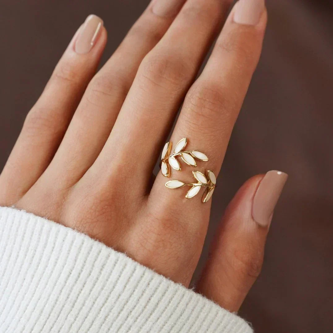 Brystkræftbevidsthed – Justerbar ring med hvid opal og bladdesign | 1+1 gratis i dag