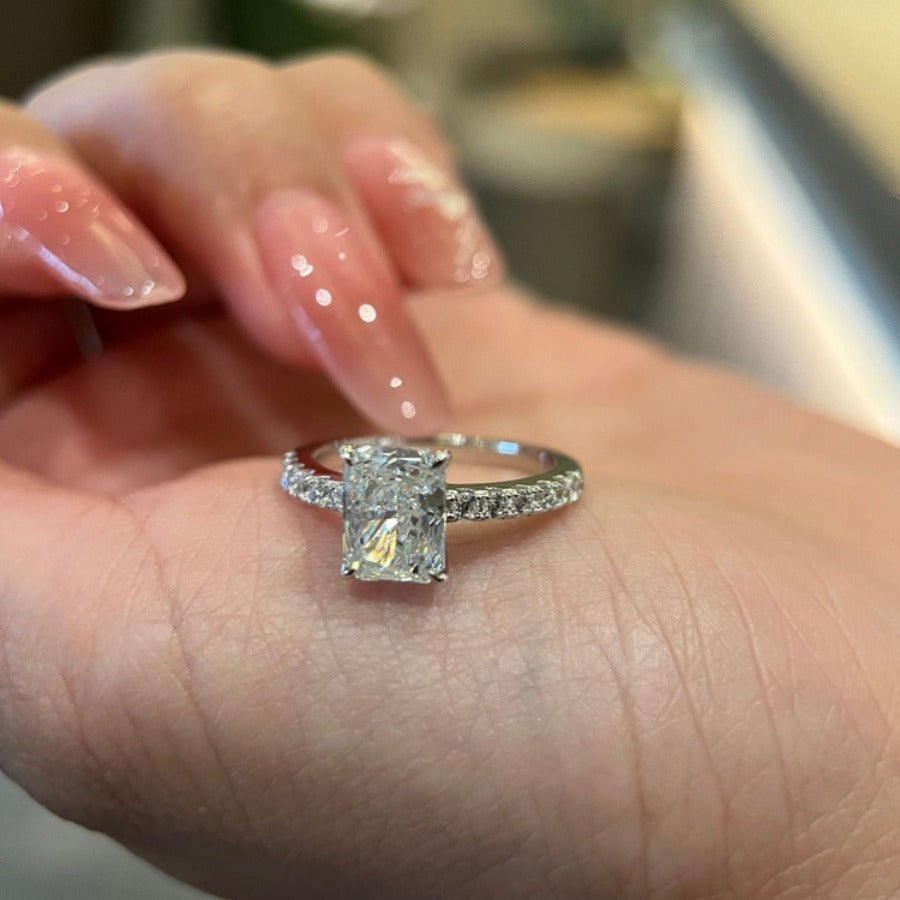 Elegant forlovelsesring med kubisk zirkonia