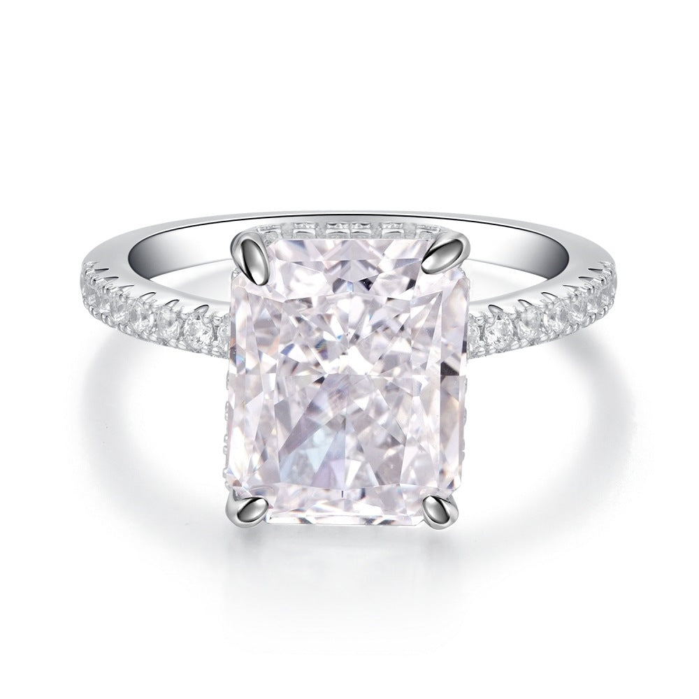 Elegant forlovelsesring med kubisk zirkonia