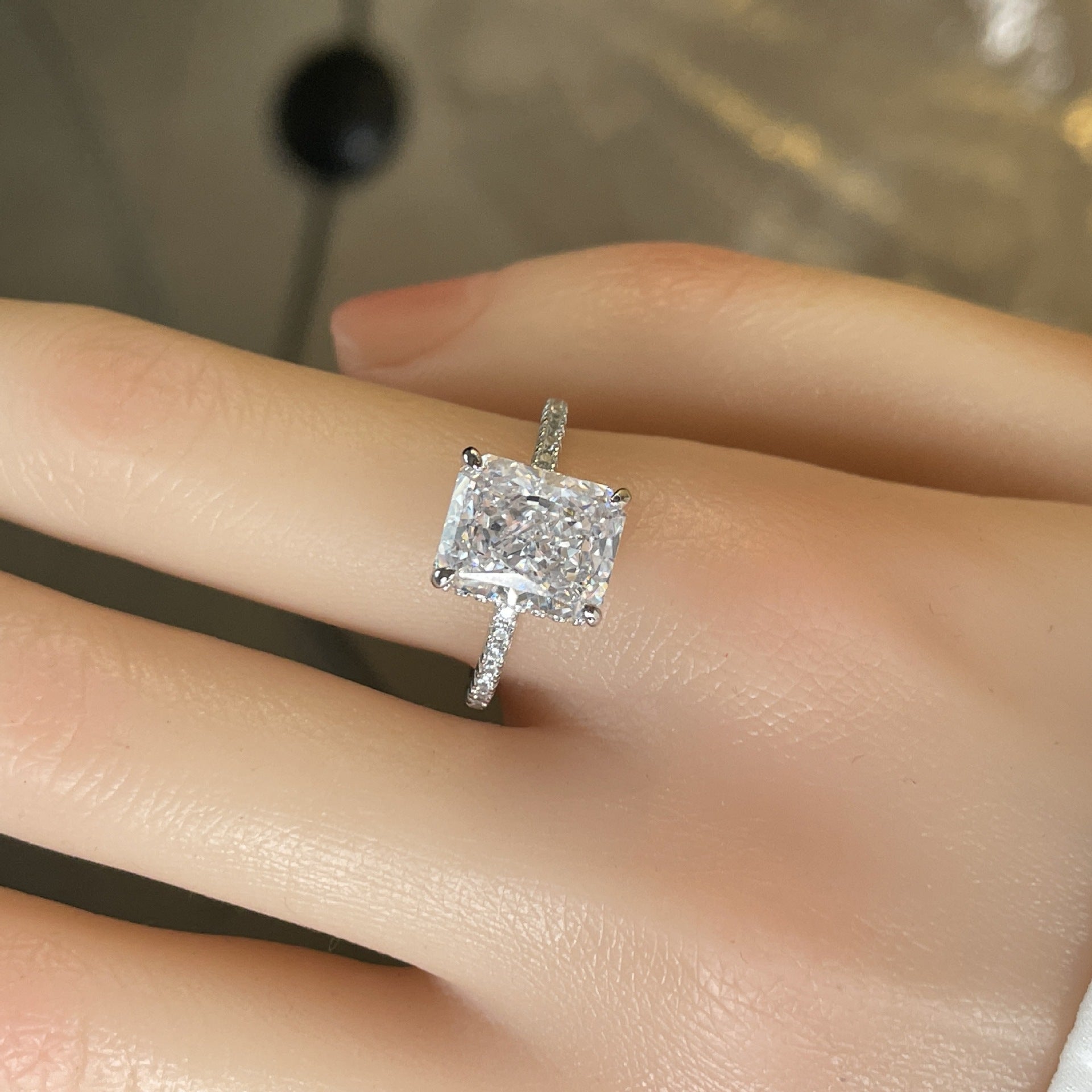 Elegant forlovelsesring med kubisk zirkonia
