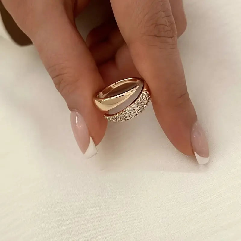 Elegant guldring med skinnende sten