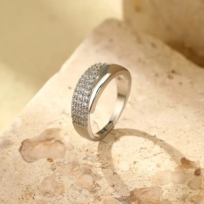 Elegant guldring med skinnende sten