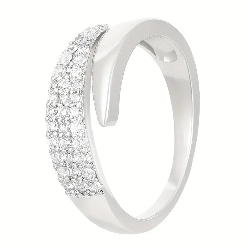 Elegant guldring med skinnende sten