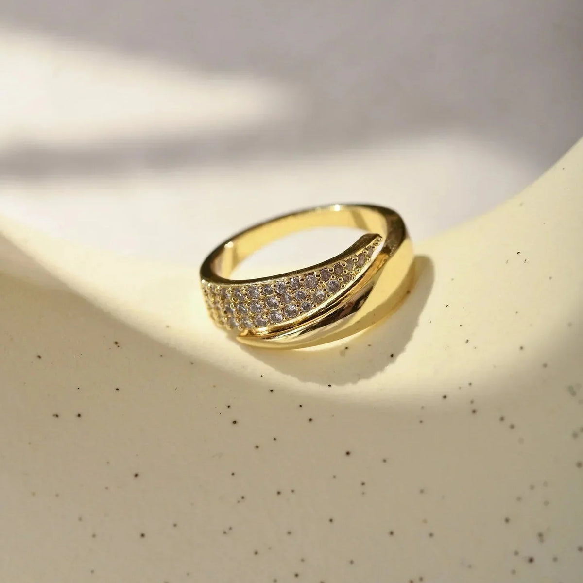 Elegant Guldring med Funklende Sten