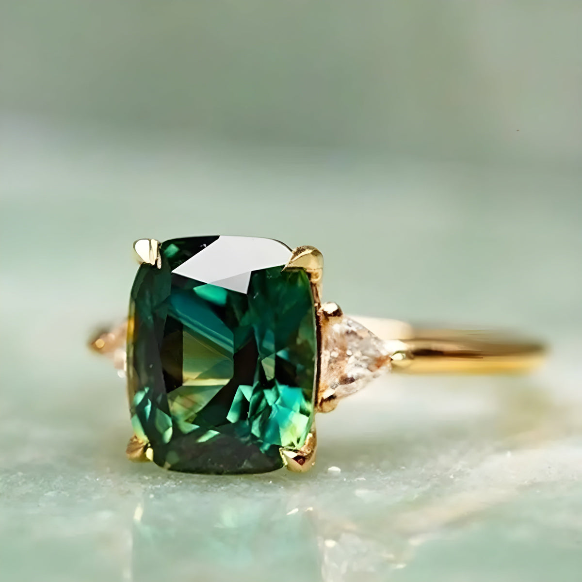 Elegant ring med firkantet smaragd