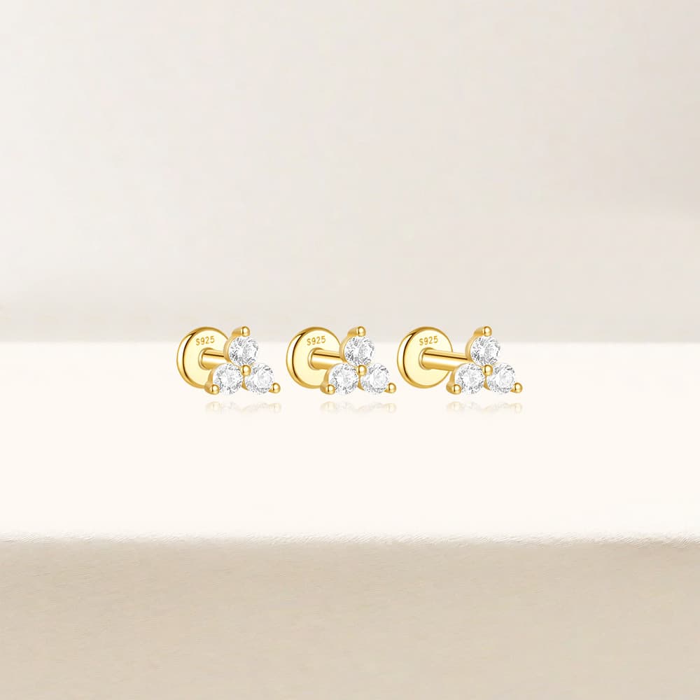 Clara – Guldøreringe med forma minimalistisk.