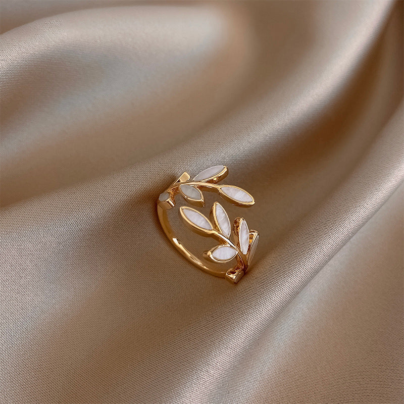 Brystkræftbevidsthed – Justerbar ring med hvid opal og bladdesign | 1+1 gratis i dag