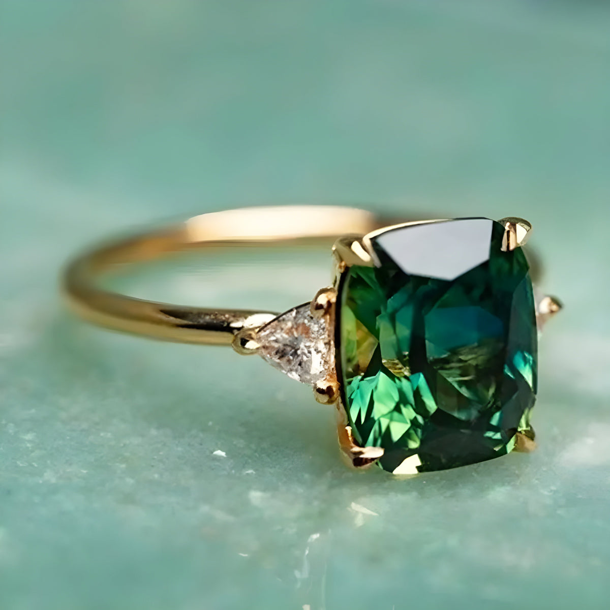 Elegant ring med firkantet smaragd
