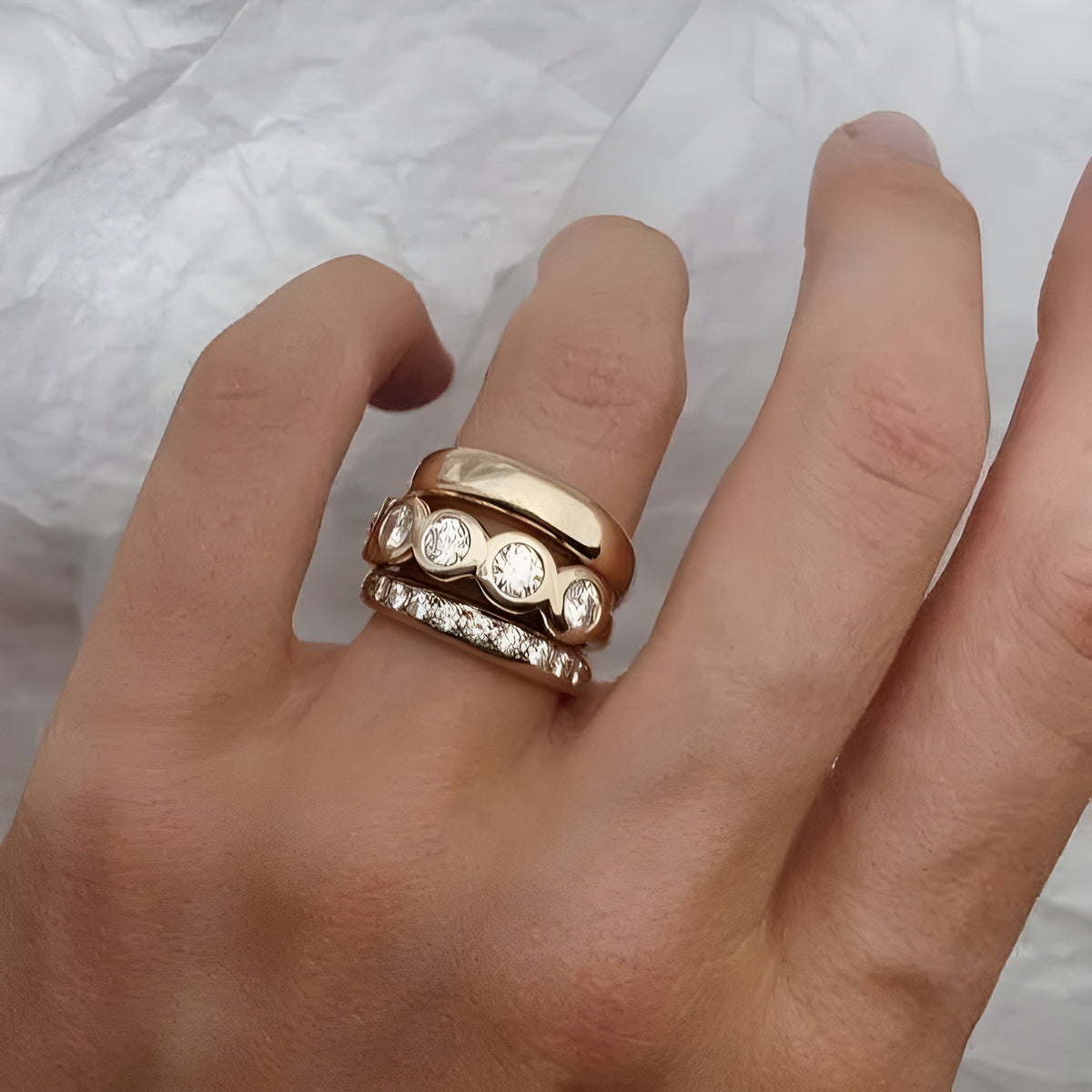 Sæt med smedede ringe i brillantguld