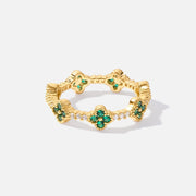 Annika – Guldring med blomsterdetaljer og Smaragd-element.