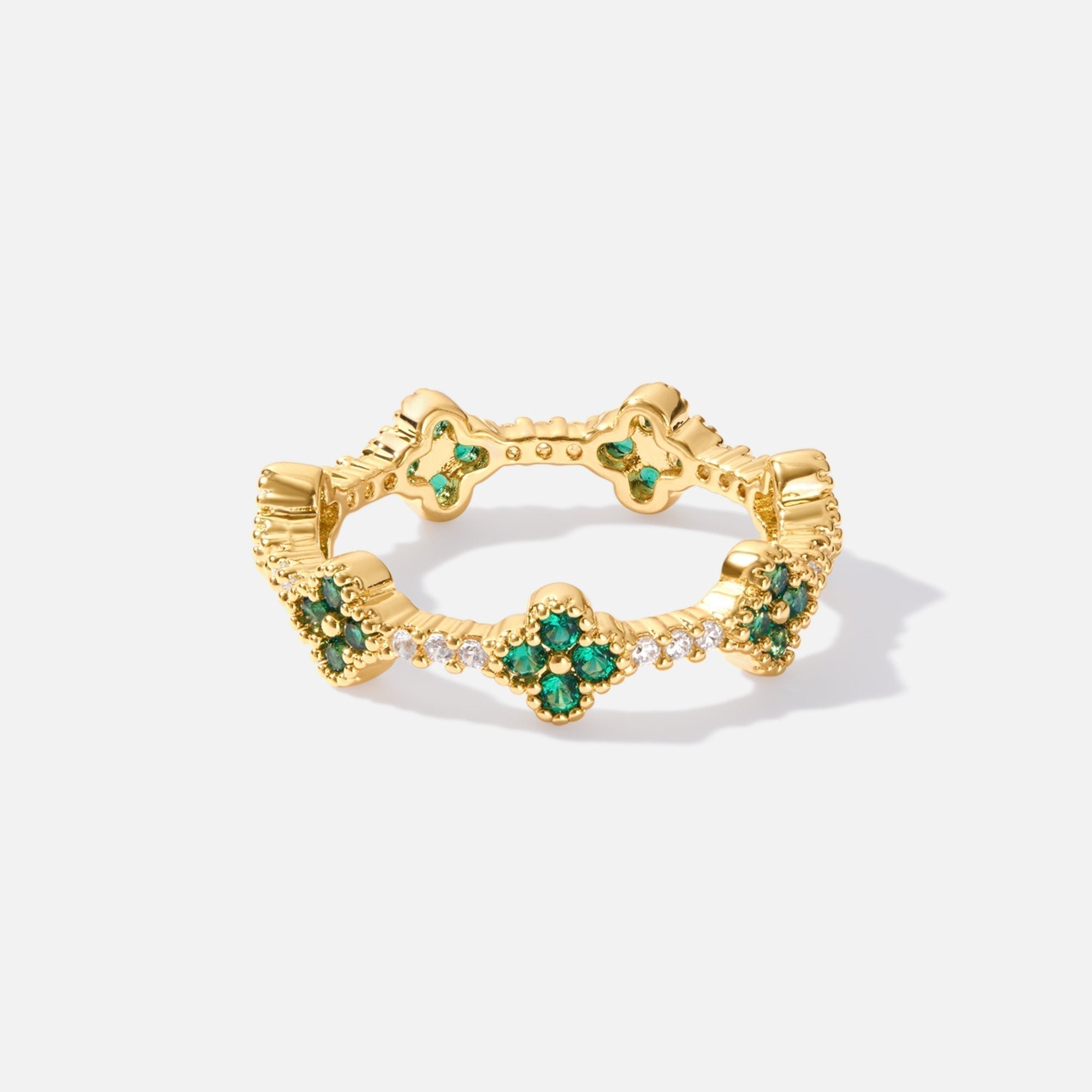 Annika – Guldring med blomsterdetaljer og Smaragd-element.
