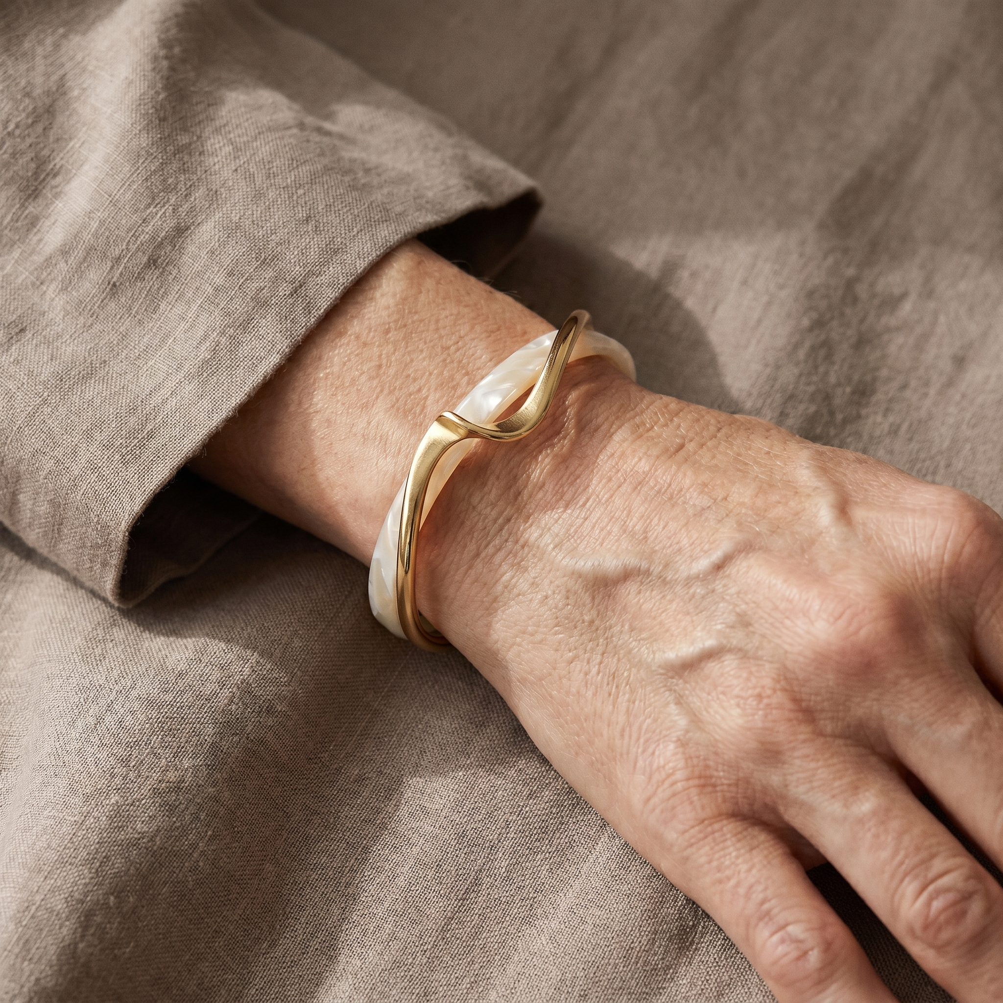 Elegant Guldarmbånd med Hvid Opal