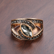 Elegant ring med sort krystal