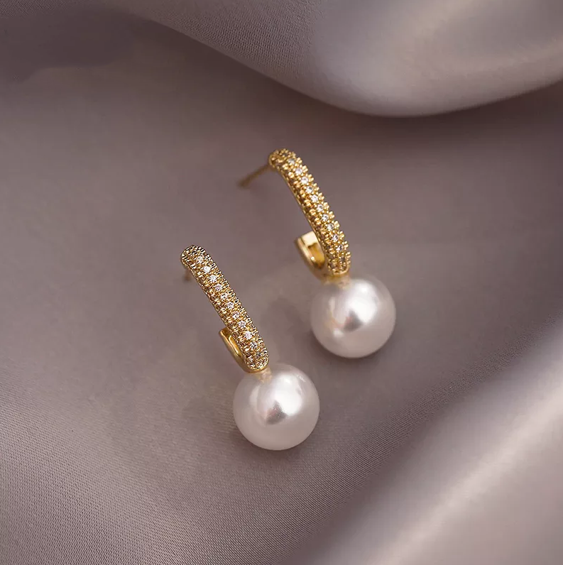 Elegante lyse forgyldte perleøreringe