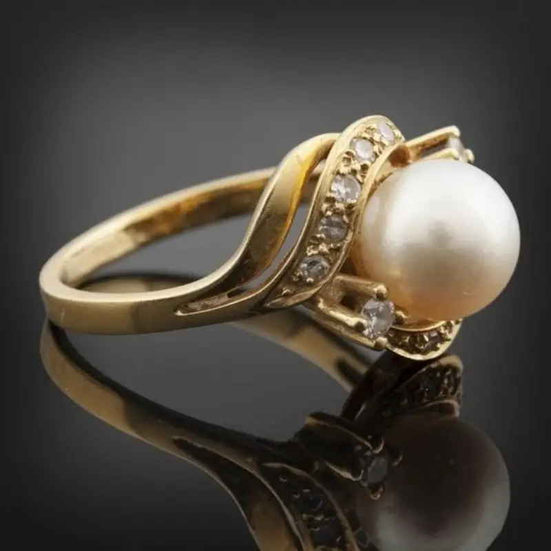 Elegant Ring med Perle og Skinnende Guld
