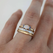 Sæt med stabelbare ringe med lukket fatning i guld