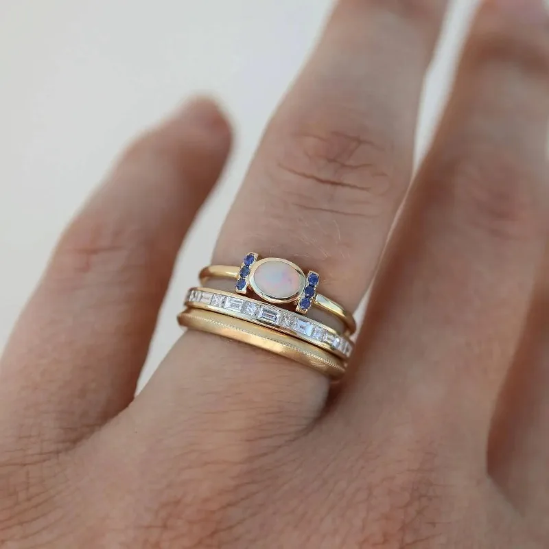 Sæt med stabelbare ringe med lukket fatning i guld