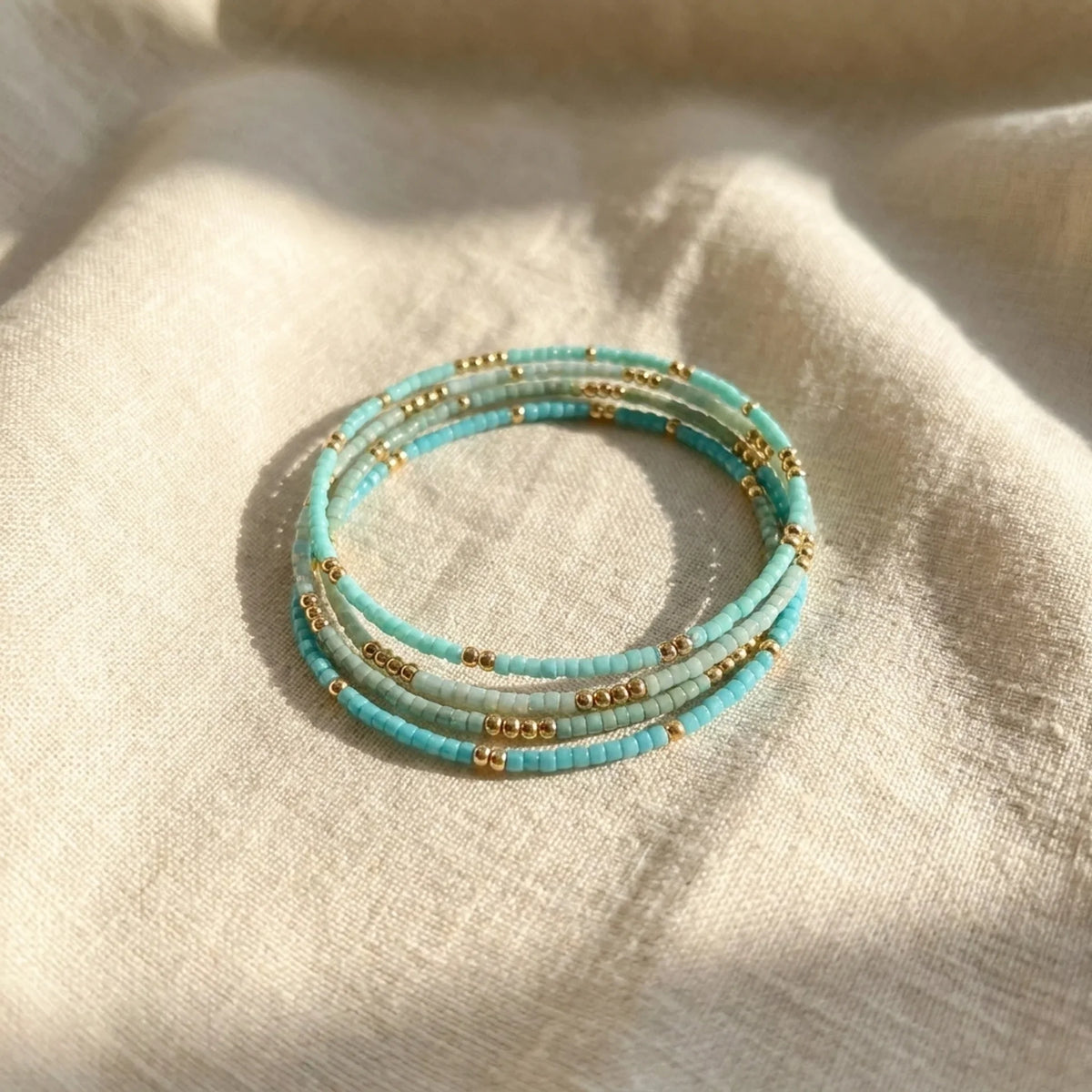 Diskret armbåndssæt med turkise perler