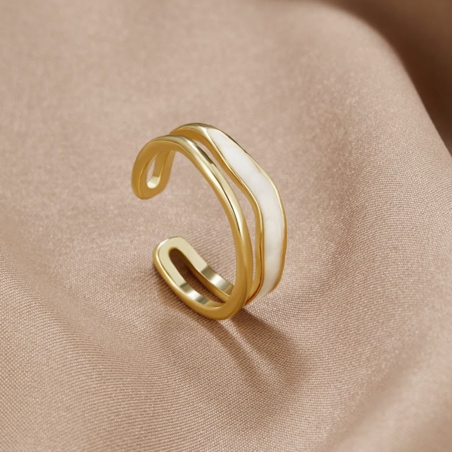 Beatrix – Gylden ring med enkel silhouette