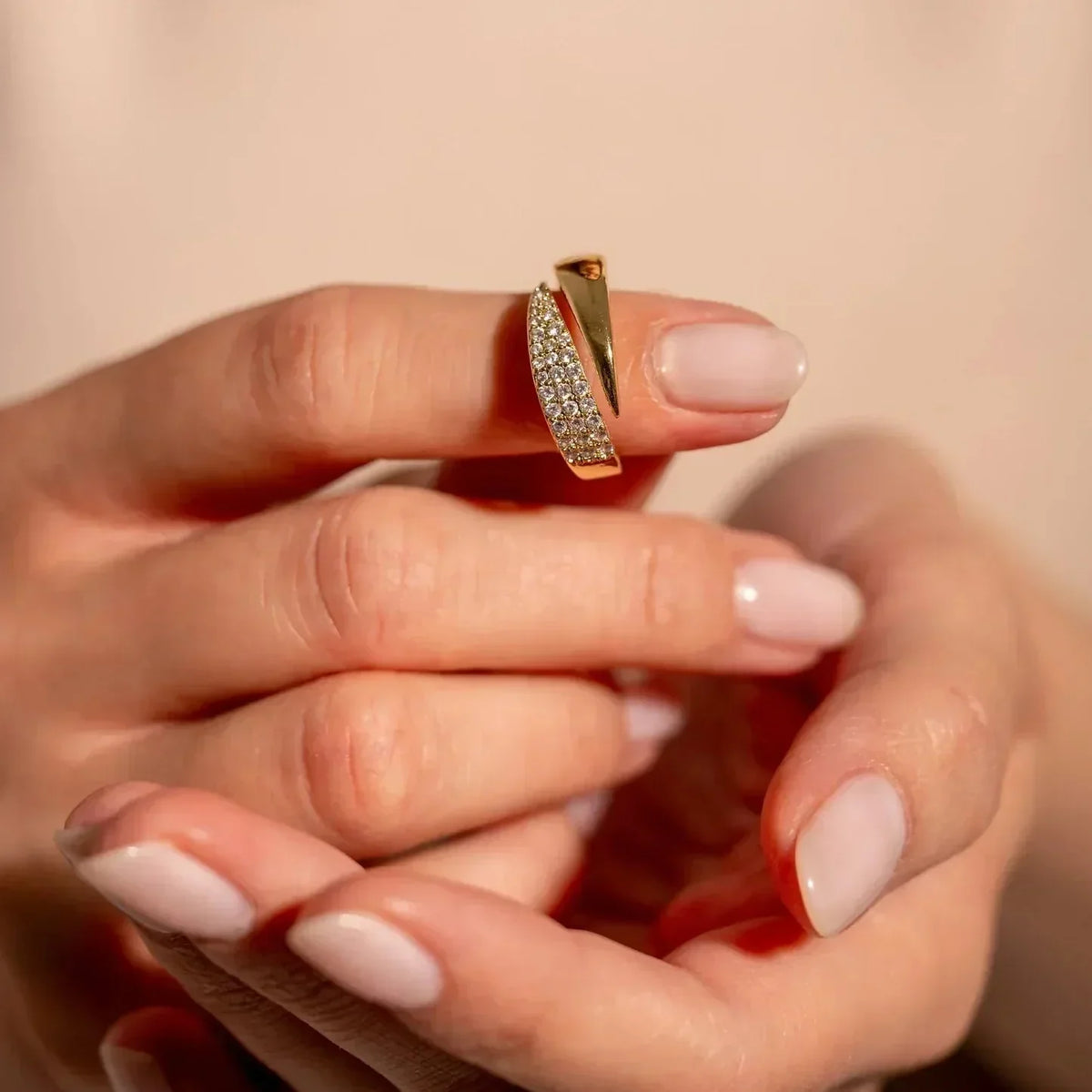 Elegant guldring med skinnende sten