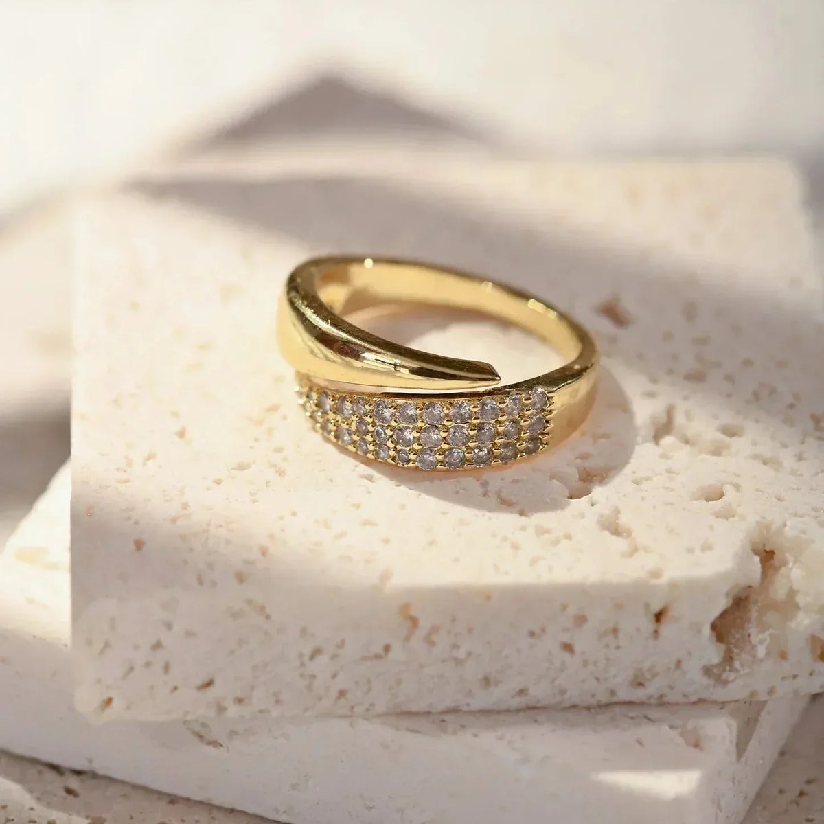 Elegant guldring med skinnende sten