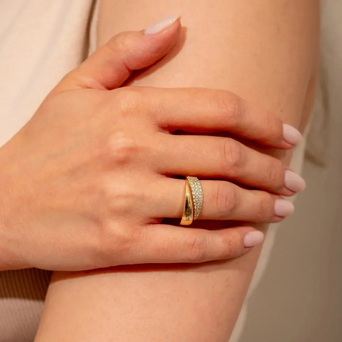 Elegant guldring med skinnende sten